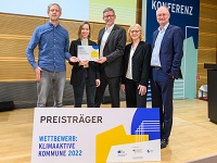 Eine Delegation aus Münster nimmt den Preis "klimaaktive Kommune 2022" entgegen.