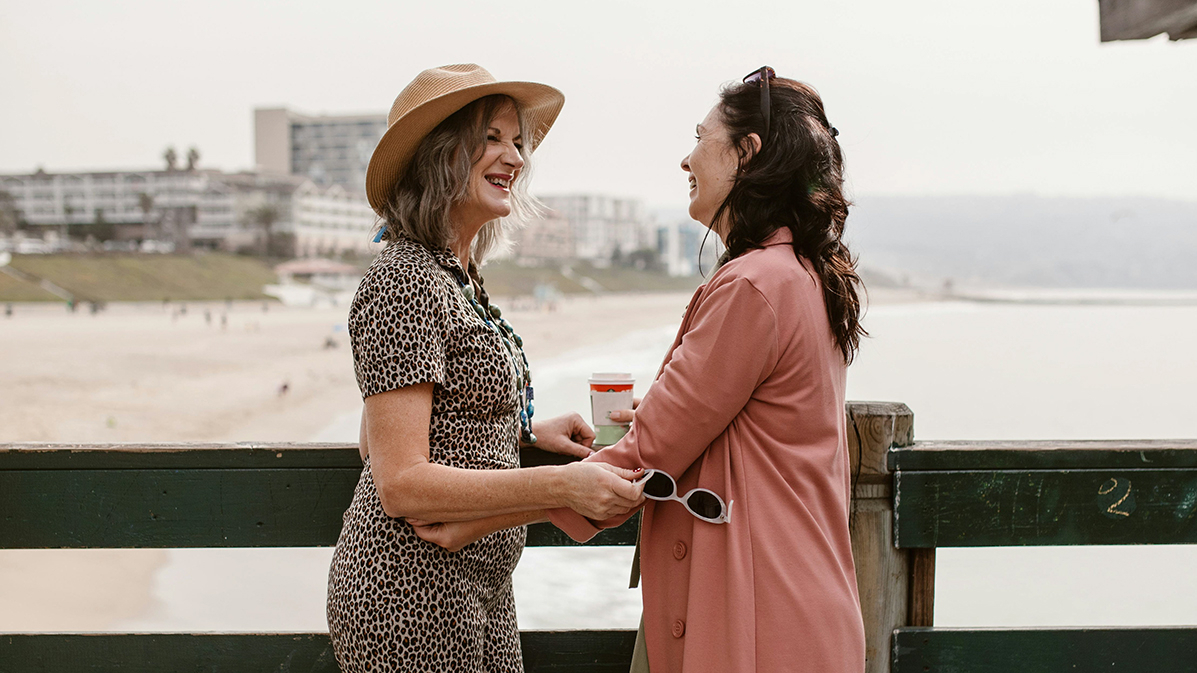 Zwei Frauen unterhalten sich angeregt