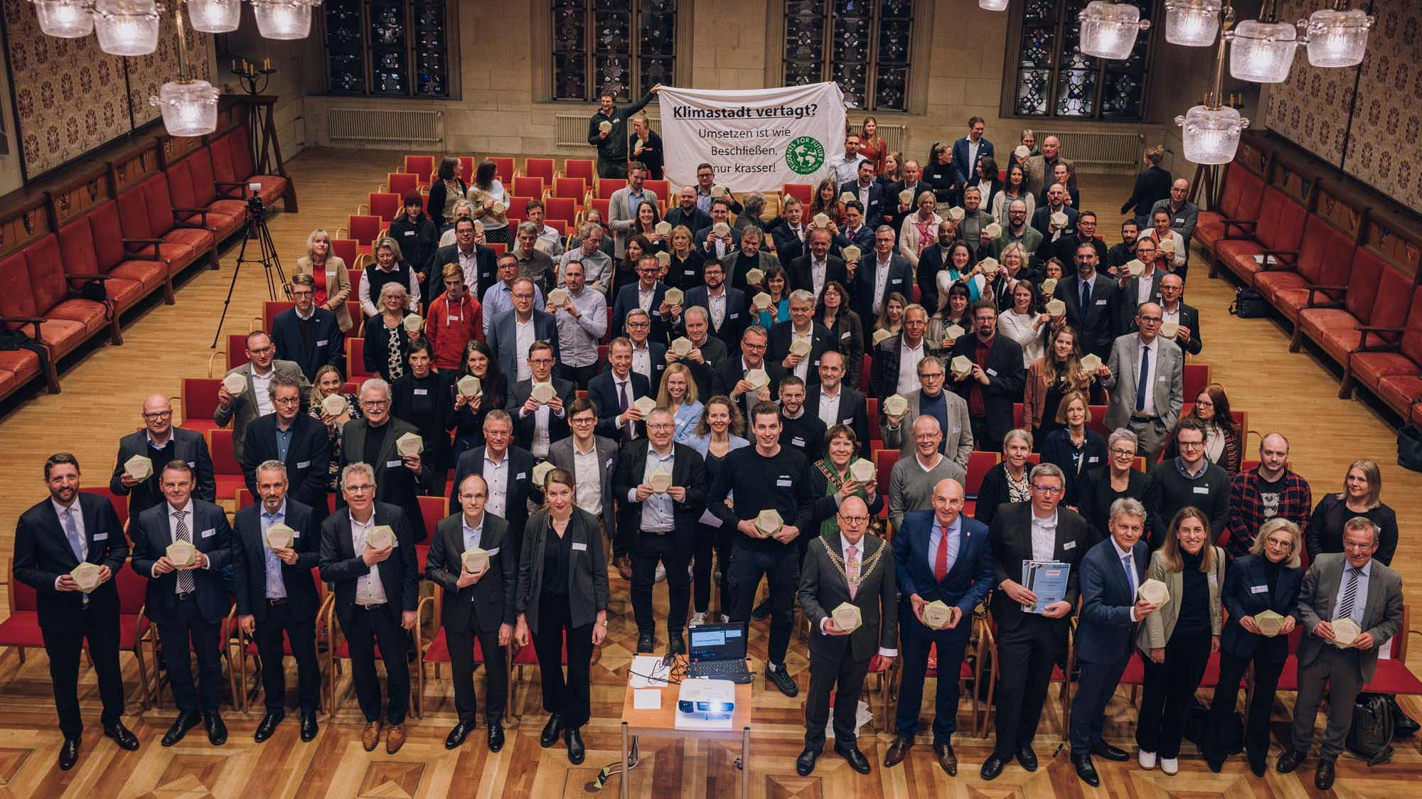 130 Teilnehmende kamen bei der Veranstaltung zusammen, um feierlich die eingereichten Beiträge der ersten Fassung des Klimastadt-Vertrages zu unterzeichnen.