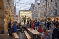 Abbildung eines offenen LKW als begehbare Galerie auf dem Prinzipalmarkt