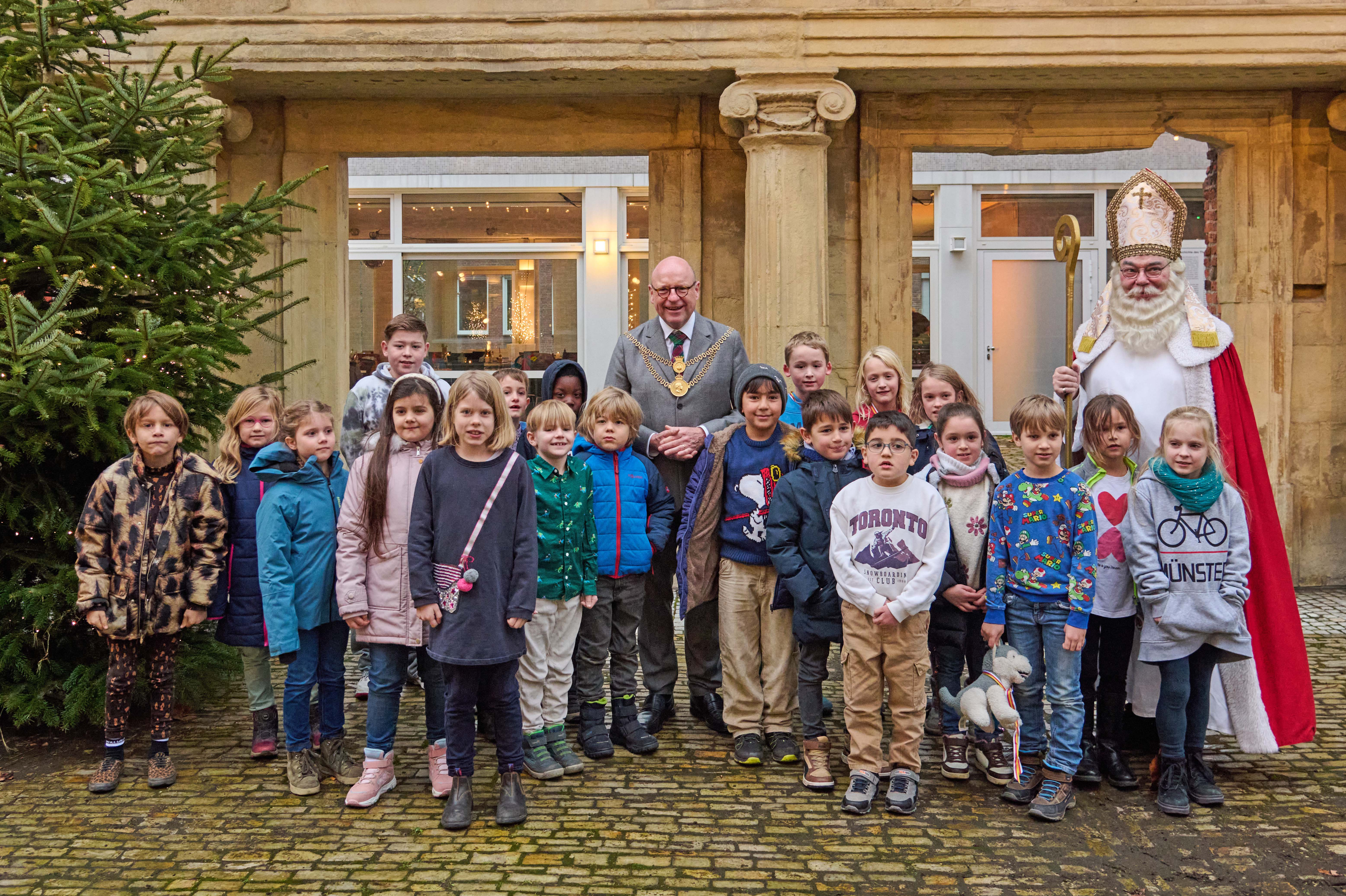 Oberbürgermeister Markus Lewe mit den Ehrenpatenkindern