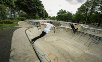 Zwei Personen skateboarden.