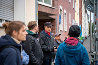 Eine Gruppe von Personen vor einem Haus