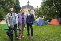 Axel Prahl (Hauptkommissar Frank Thiel), Jan Josef Liefers ( Prof. Dr. Karl-Friedrich Boerne) und Bineta Hansen (Studentin Kim Moser) in der Kulisse des neuen Münster-Tatort hinter dem Schloss Münster, umgeben von Campingzelten.