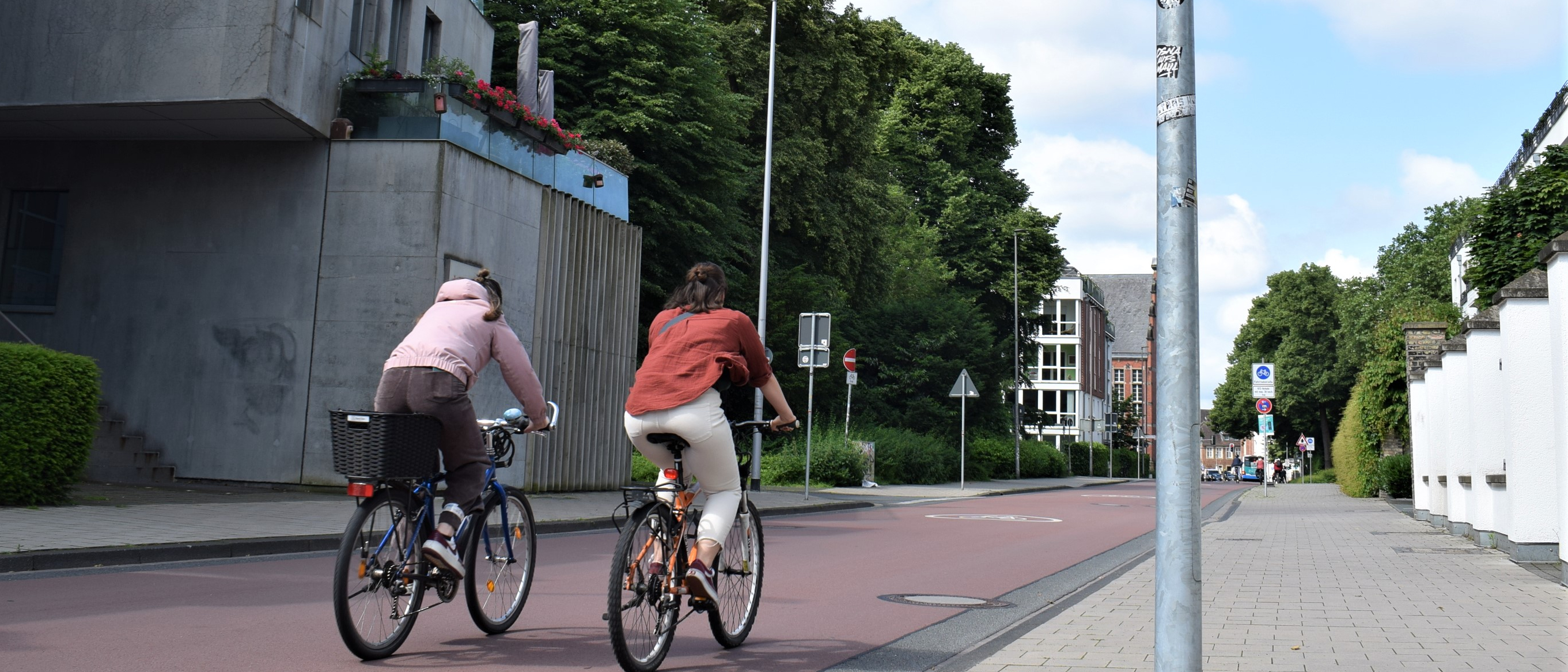 Zwei Radfahrer auf dem Bohlweg