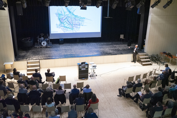 Publikum in der Aula des Freiherr-vom-Stein-Gymnasiums