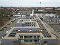 Auf den Dächern der Mathilde-Anneke-Gesamtschule entsteht derzeit die größte Photovoltaik-Anlage der Stadt Münster.