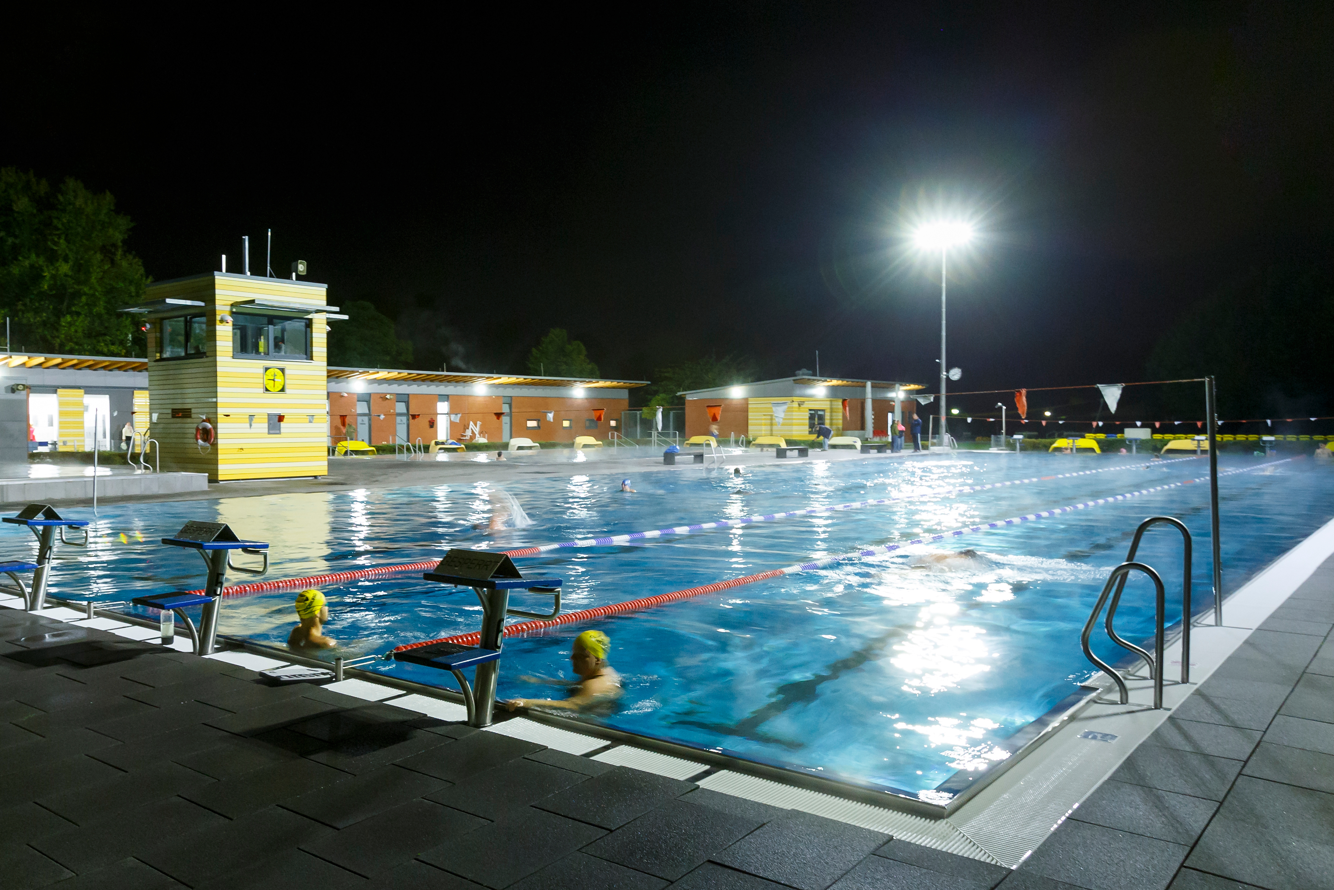 Am Samstag, 30. September endet die Freibadsaison in der Corburg mit dem traditionellen Flutlichtschwimmen. 