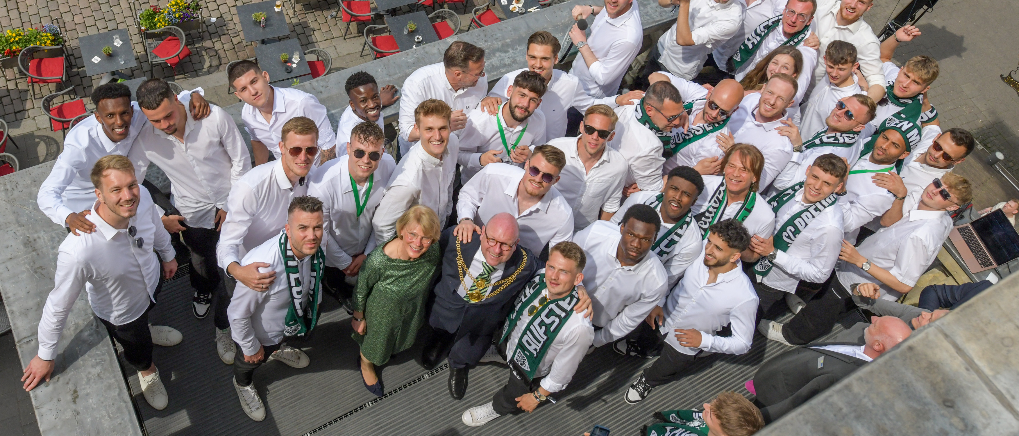 Oberbürgermeister Markus Lewe mit dem Team des SC Preußen auf dem Balkon des Stadtweinhauses