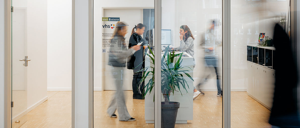 Blick auf das Servicecenter, Personen mit Bewegungsunschärfe