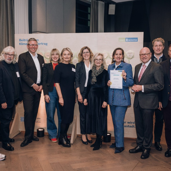 Gruppenfoto von der Feier zur Verleihung des EU-Mission-Labels an die Stadt Münster mit Oberbürgermeister Markus Lewe und Wiebke Pankauke von der EU-Kommission.