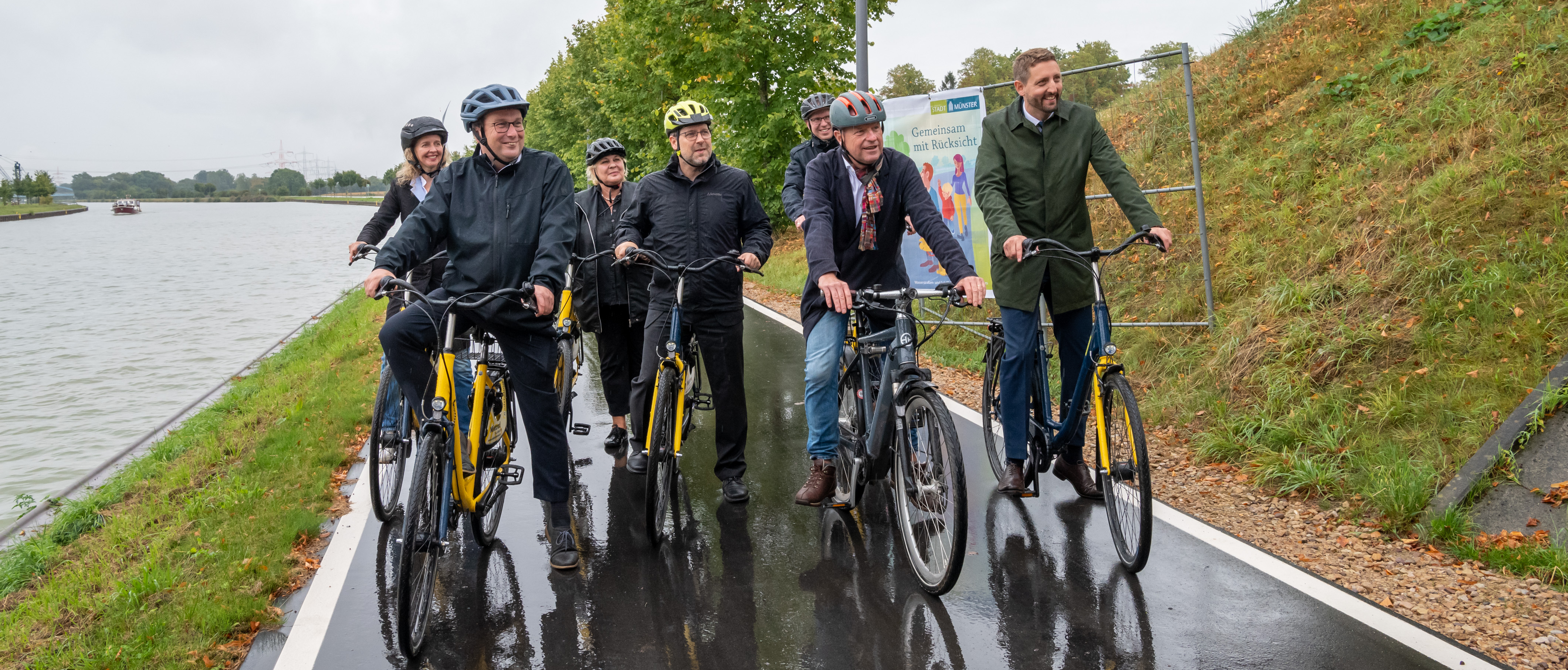 Test-Fahrt auf der Kanalpromenade: Landesverkehrsminister Oliver Krischer, Sven Henneboel, Bauoberrat der Generaldirektion Wasserstraßen und Schifffahrt, Oberbürgermeister Markus Lewe und Stadtbaurat Robin Denstorff 