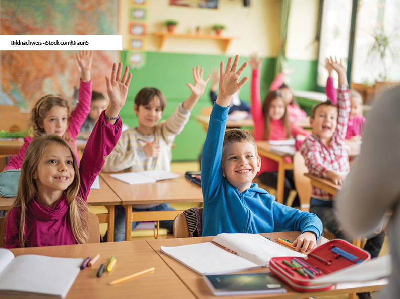 Schulklasse, Kinder sich melden