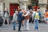 Dreharbeiten zum neuen Münster-Tatort „MagicMom“: Axel Prahl, Jan Josef Liefers, Claus Clausnitzer stehen zwischen Ordnern und Passanten auf dem Prinzipalmarkt