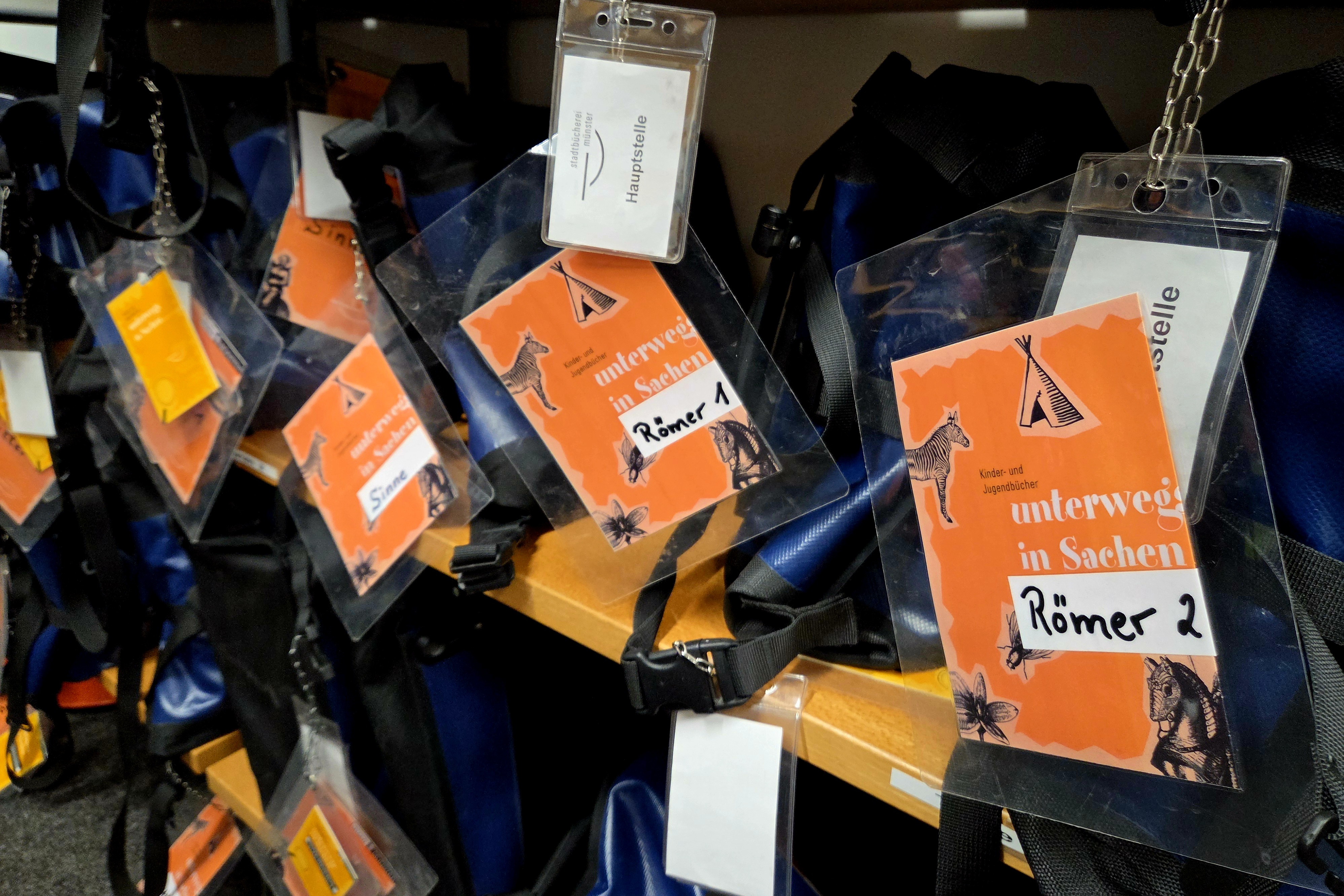 Taschen mit Etiketten und der Aufschrift "Römer"