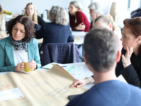 Foto mit mehreren Teilnehmenden bei einem Schulträgertreffen