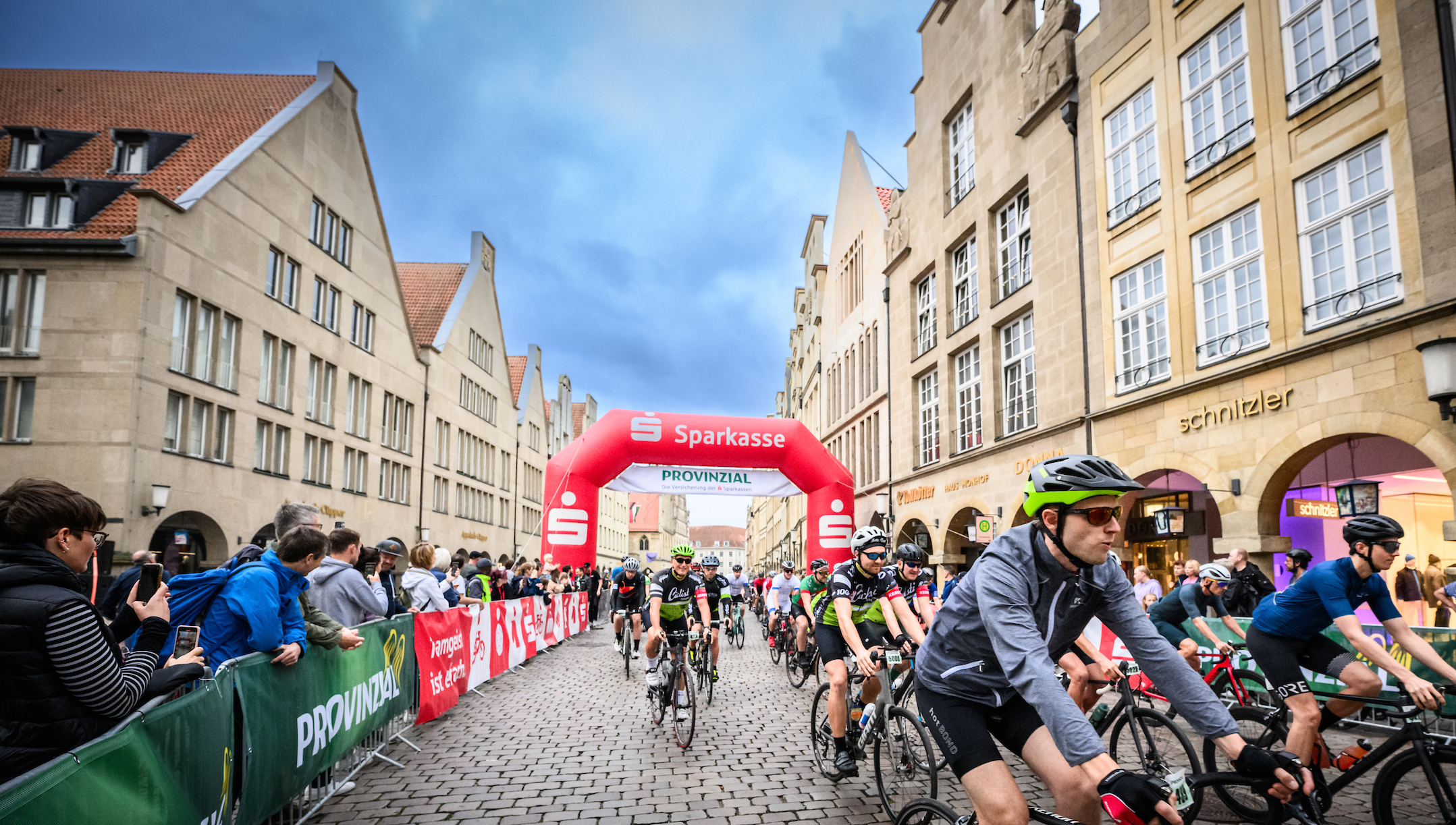 Teilnehmende beim Sparkassen Münsterland Giro fahren über den Prinzipalmarkt