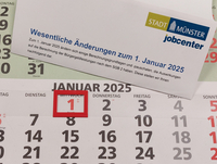 Bild eines Kalenders, bei dem der 1. Januar 2025 markiert ist. Daneben liegt ein Schreiben des Jobcenters mit der Betreffzeile "Wesentliche Änderungen zum 1. Januar 2025".