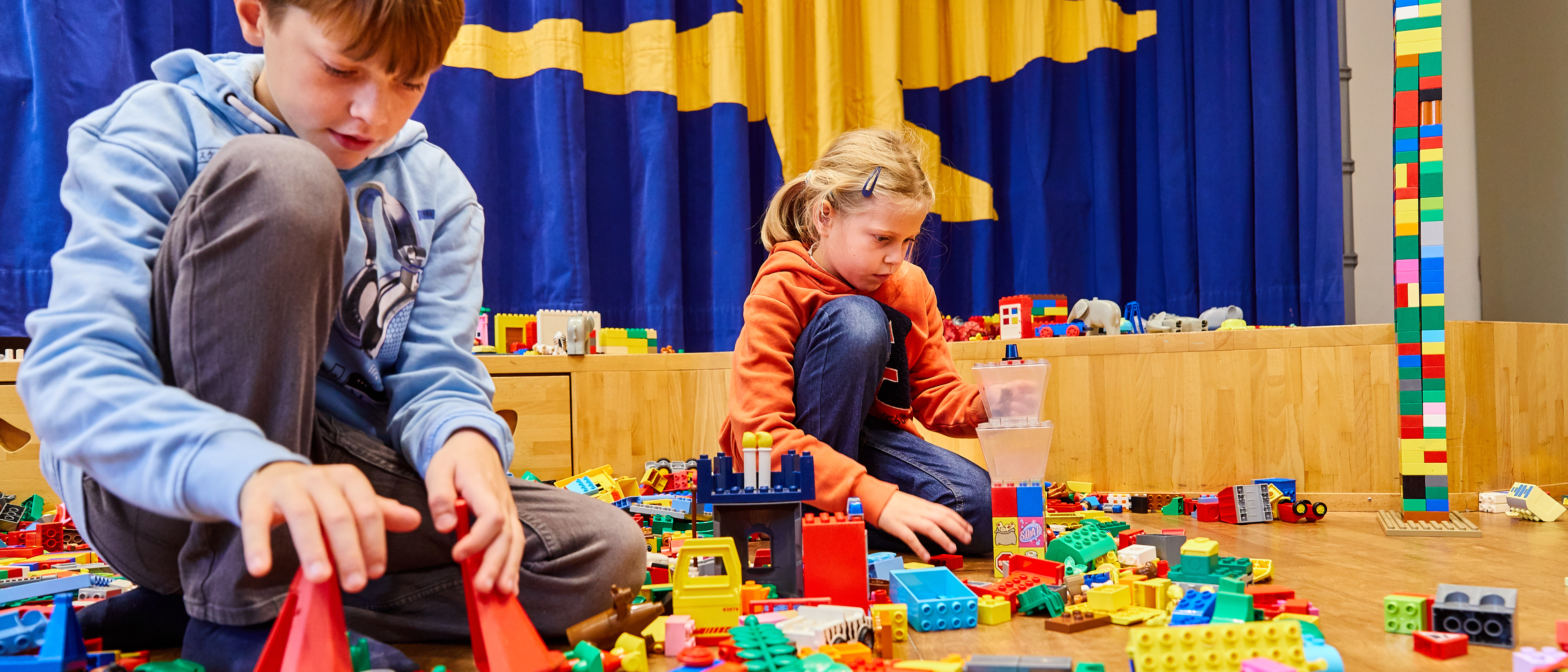 Kind spielt mit Legosteinen