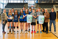 Die Sportlerinnen und Sportler der qualifizierten Schulmannschaften mit Oberbürgermeister Markus Lewe und den Verantwortlichen von der Landesstelle Schulsport und vom Sportamt der Stadt Münster.
Von links nach rechts: Kerstin Dewaldt (Sportamtsleiterin), Maja Werning, Thorsten Imsieke (Sportamt), Selma Özgün, Lilly Neumann, Emil Schwarz, Rieke Althoff, Liam Glusa, Paul Meinhardt, Ben Groß, Ina Ressemann (Landesstelle Schulsport), OB Markus Lewe, Dr. Abdreas Schmiegel (Landesstelle Schulsport)