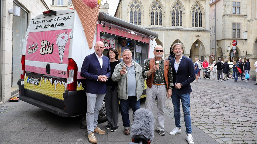 Oberbürgermeister, Darsteller und Produzent vor einem Eiswagen