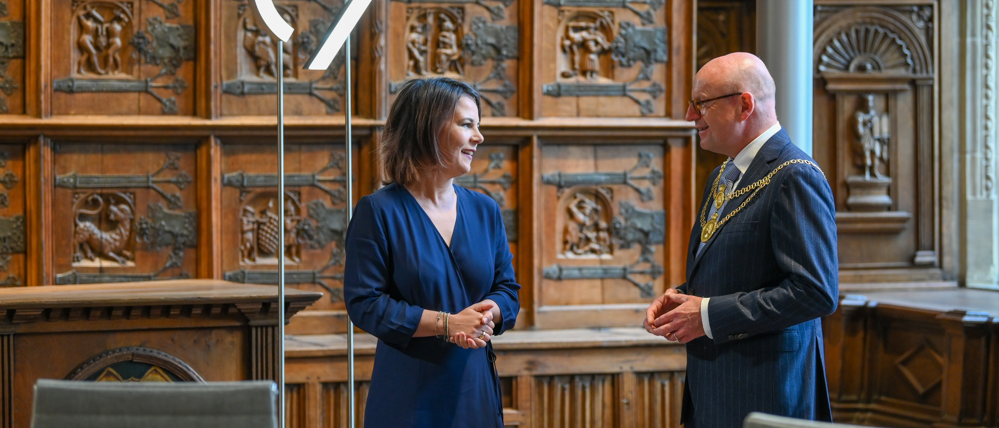 Bundesaußenministerin Annalena Baerbock und Oberbürgermeister Markus Lewe im Friedenssaal