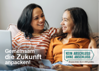 Postkarte: Zwei Frauen sitzen vor einem Laptop und lachen.