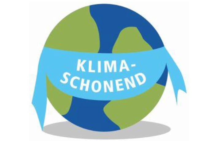 Eine Zeichnung der Erdkugel, um die herum ein Band gespannt ist, auf dem steht "klimaschonend"