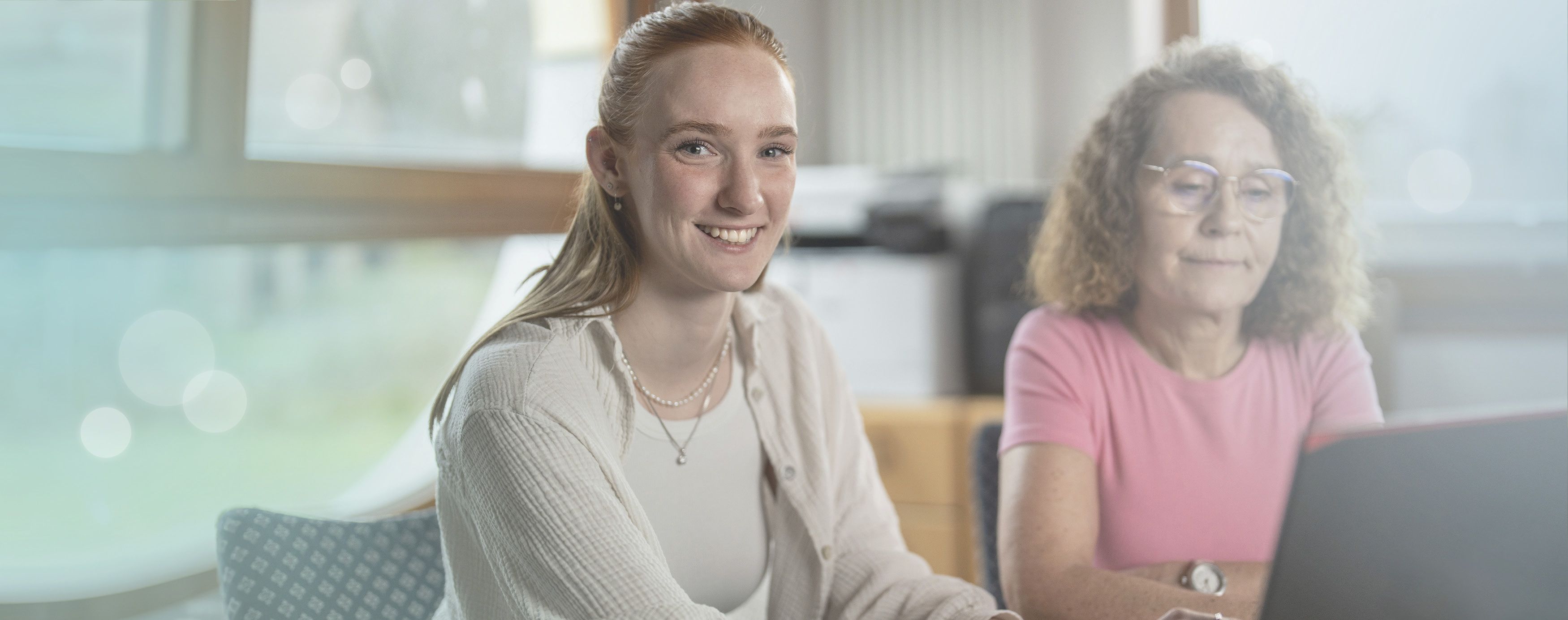 Zwei Frauen am Laptop