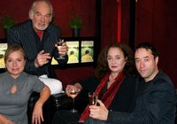 ChrisTine Urspruch, Claus D. Clausnitzer, Mechthild Großmann und Jan Josef Liefers sitzen im Cineplex-Kino vor Plakaten des Filmfestivals Münster 2009. Foto: Stadt Münster