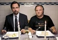 Prof. Karl-Friedrich Boerne (Jan Josef Liefers) und Kommissar Frank Thiel (Axel Prahl, re) sitzen zu Tisch mit Spargelgerichten an einer festlich gedeckten Tafel. Tatort 'Spargelzeit', Regie Manfred Stelzer, Buch Peter Zingler und Jürgen Werner, Erstausstrahlung 2010, Foto: WDR/Martin Menke