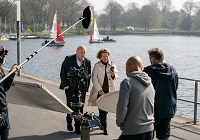 Leonard Lansink und Rita Russek mit Filmteam am Aasee