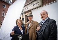 Leonard Lansink, August Zirner und Rita Russek vor dem Antiquariat Solder in der Frauenstraße