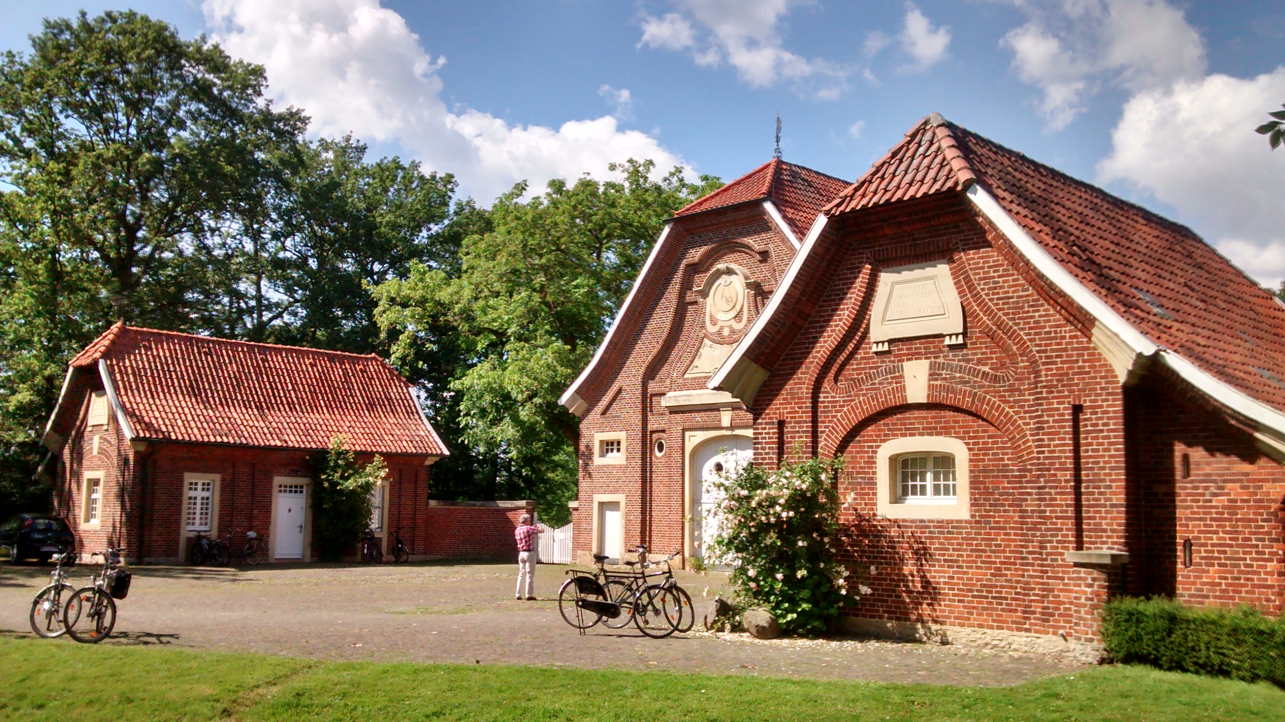 Barocker Landsitz mit Klinkerfassade im Sonnenschein.