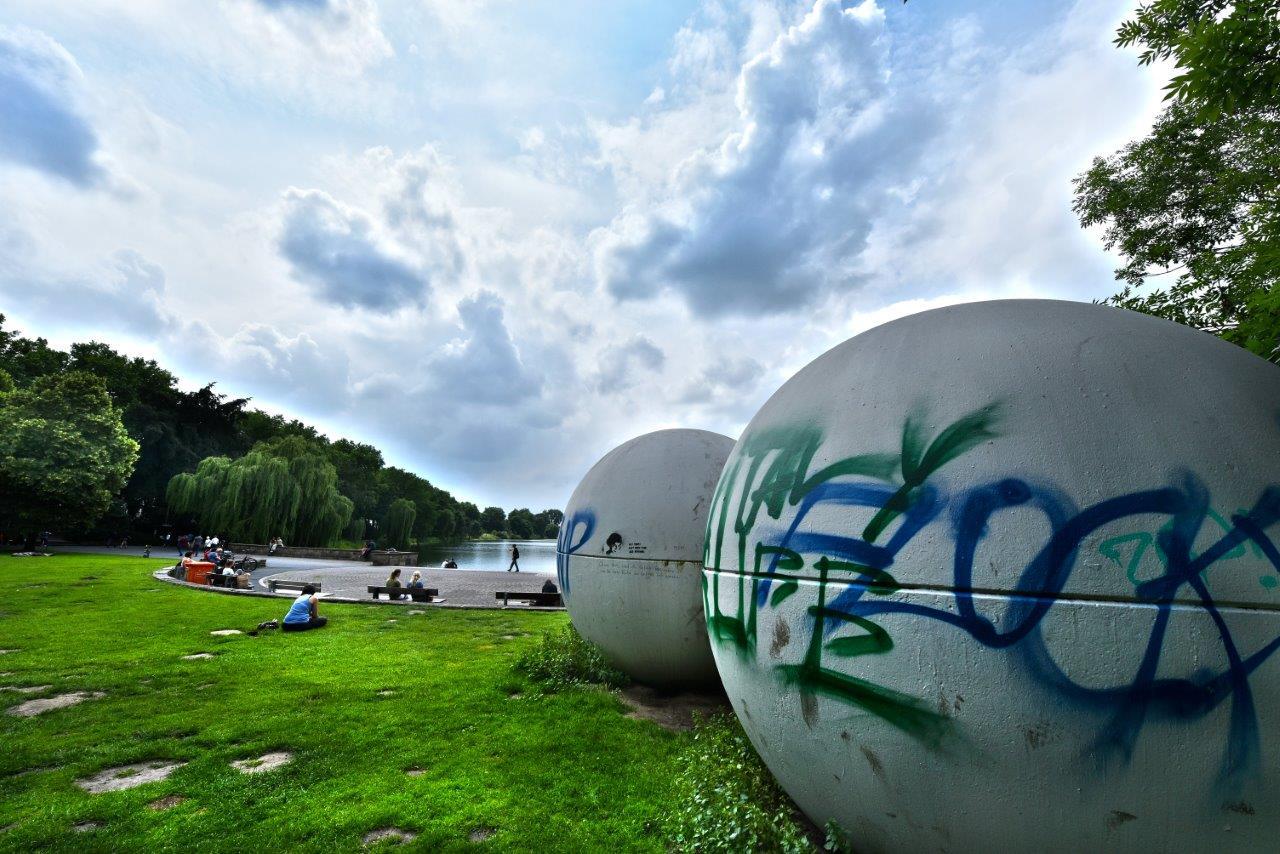 Skulpturprojekt "Giant Pool Balls" beschmiert mit Graffiti