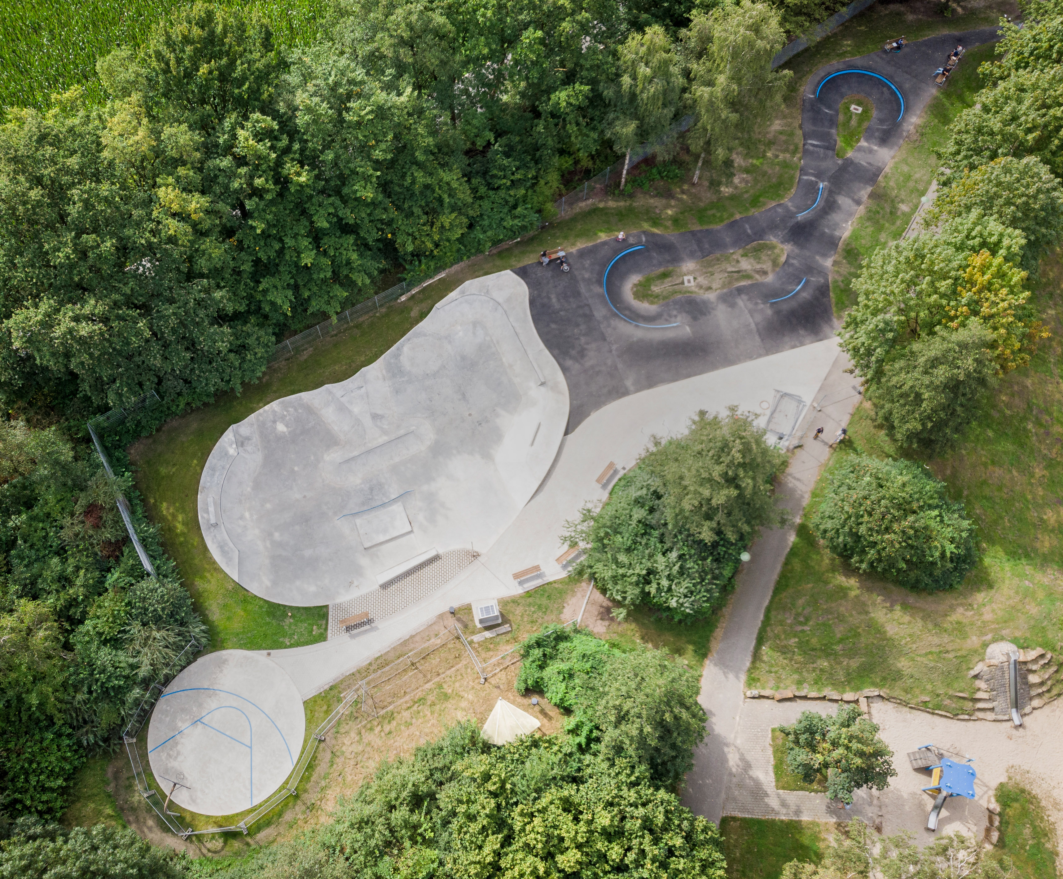 Skate- und Pumptrack aus der Vogelperspektive