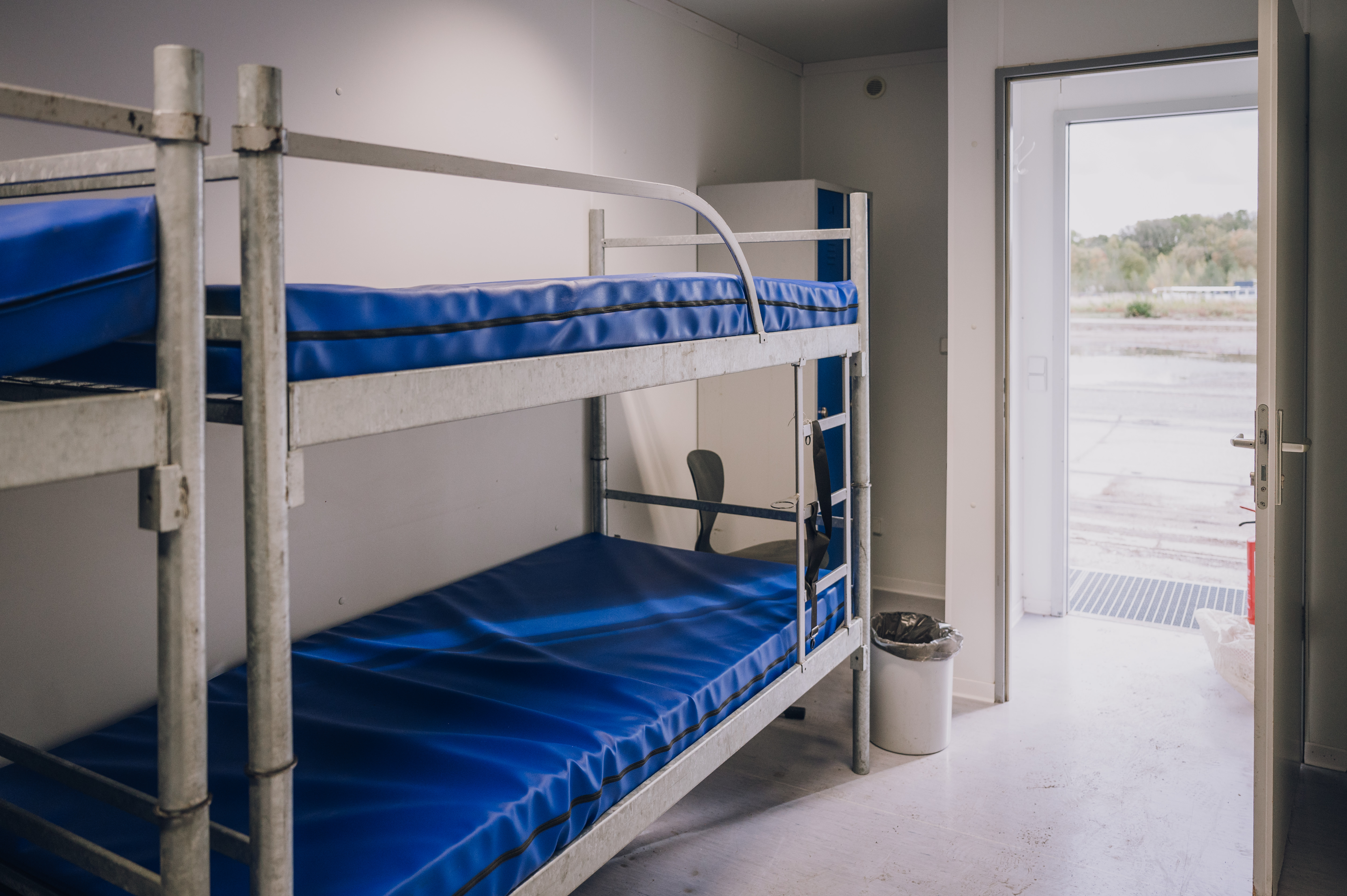 Innenansicht eines Wohncontainers mit Doppelstockbett