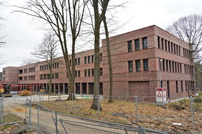 Die Fassade der neuen Grundschule York aus recyceltem „Second-Hand-Klinker“ 