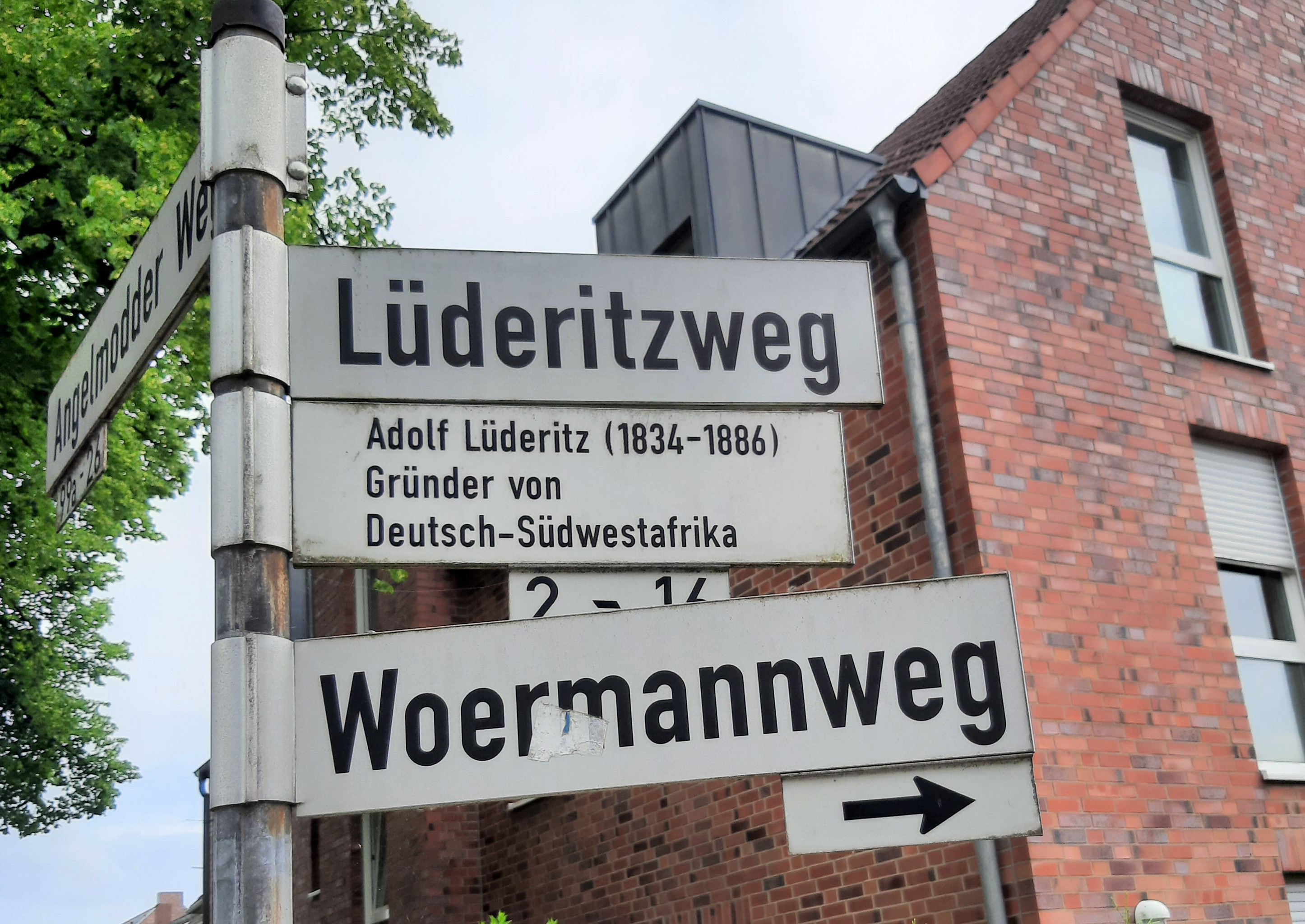 Ein Straßenschild am Lüderitzweg und Woermannweg.