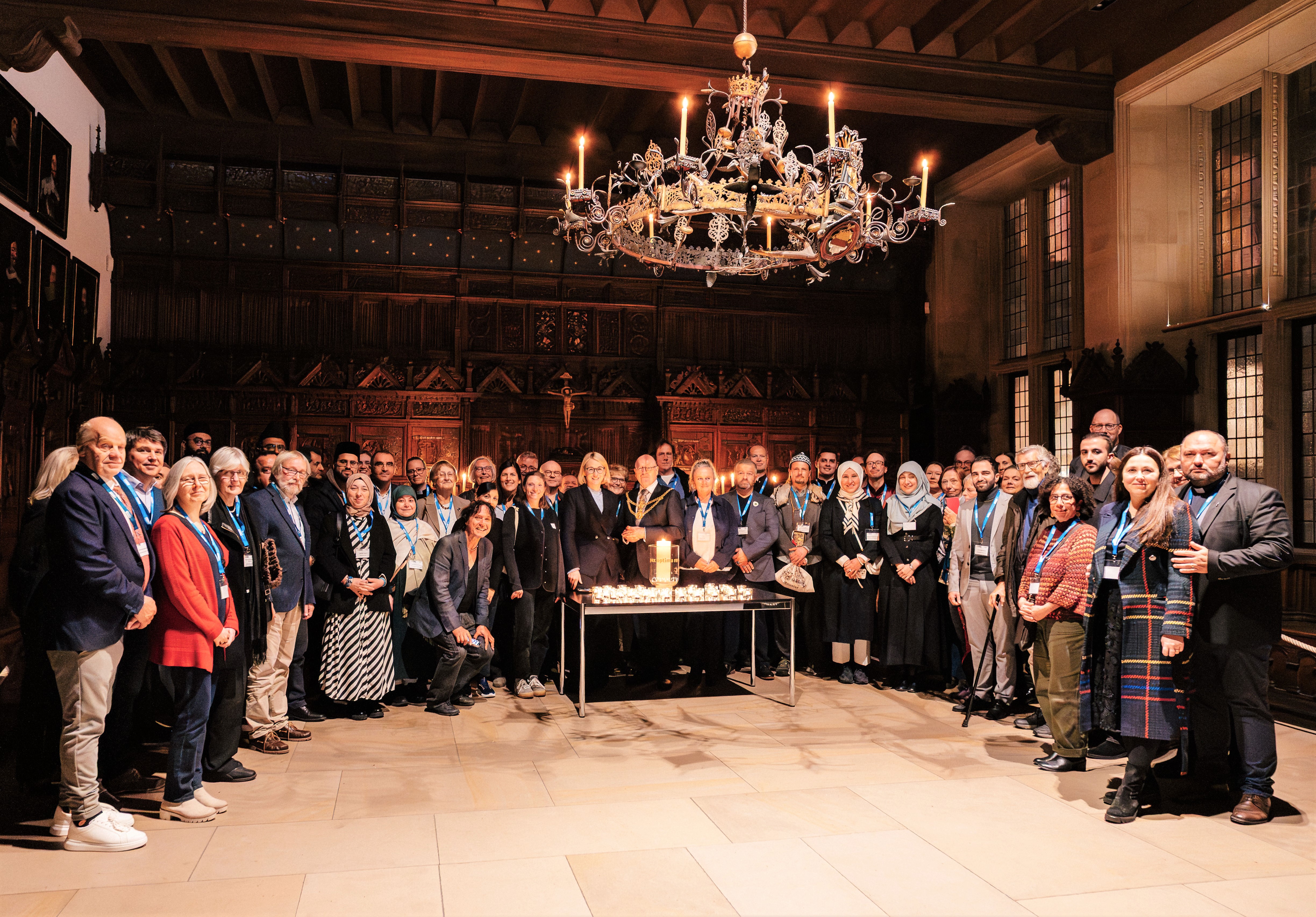 Vertreterinnen der Religionsgemeinschaften im Friedenssaal zusammen mit Oberbürgermeister Markus Lewe und Katharina Pötter, Oberbürgermeisterin von Onsabrücl