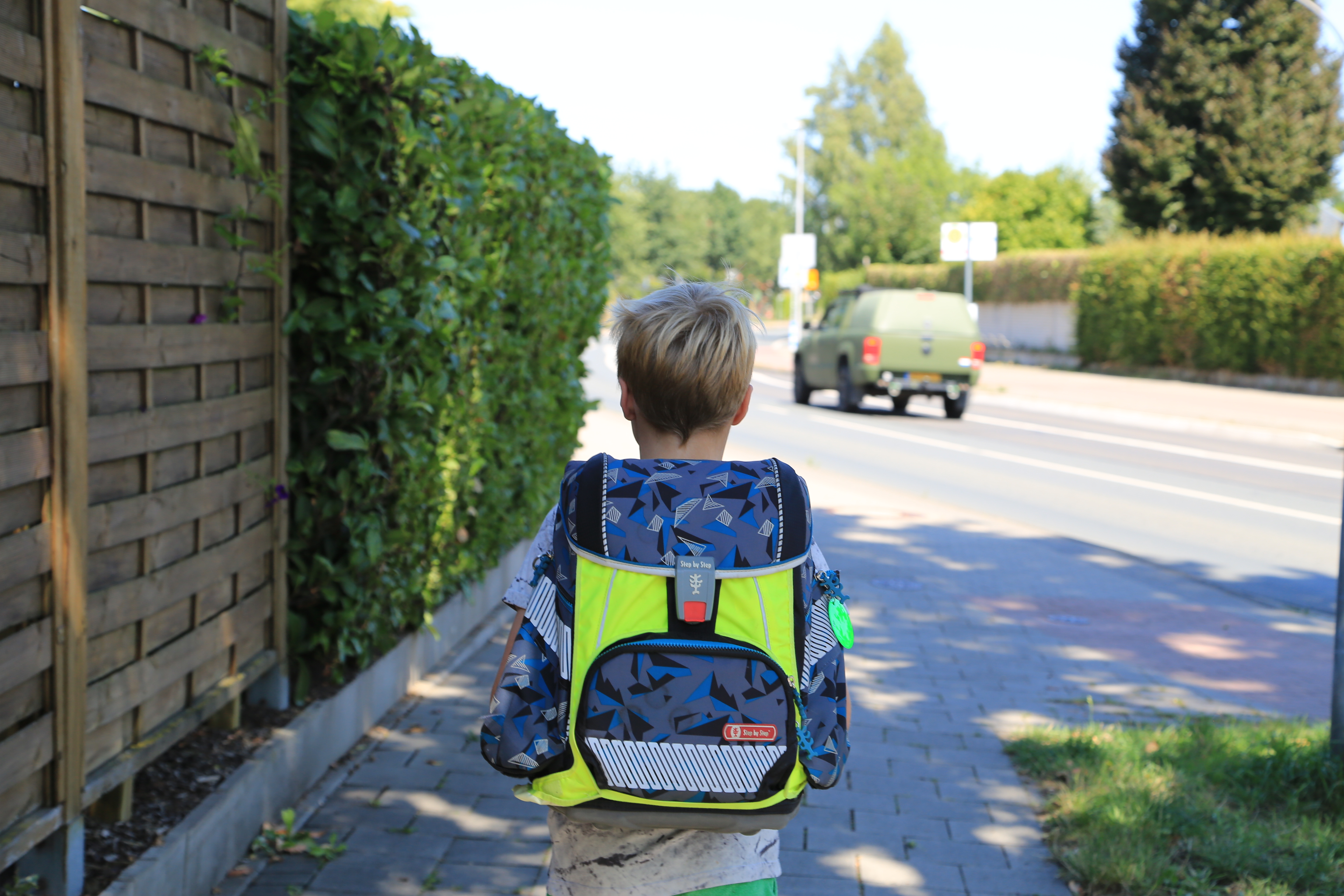 Ein Kind auf dem Weg zur Schule