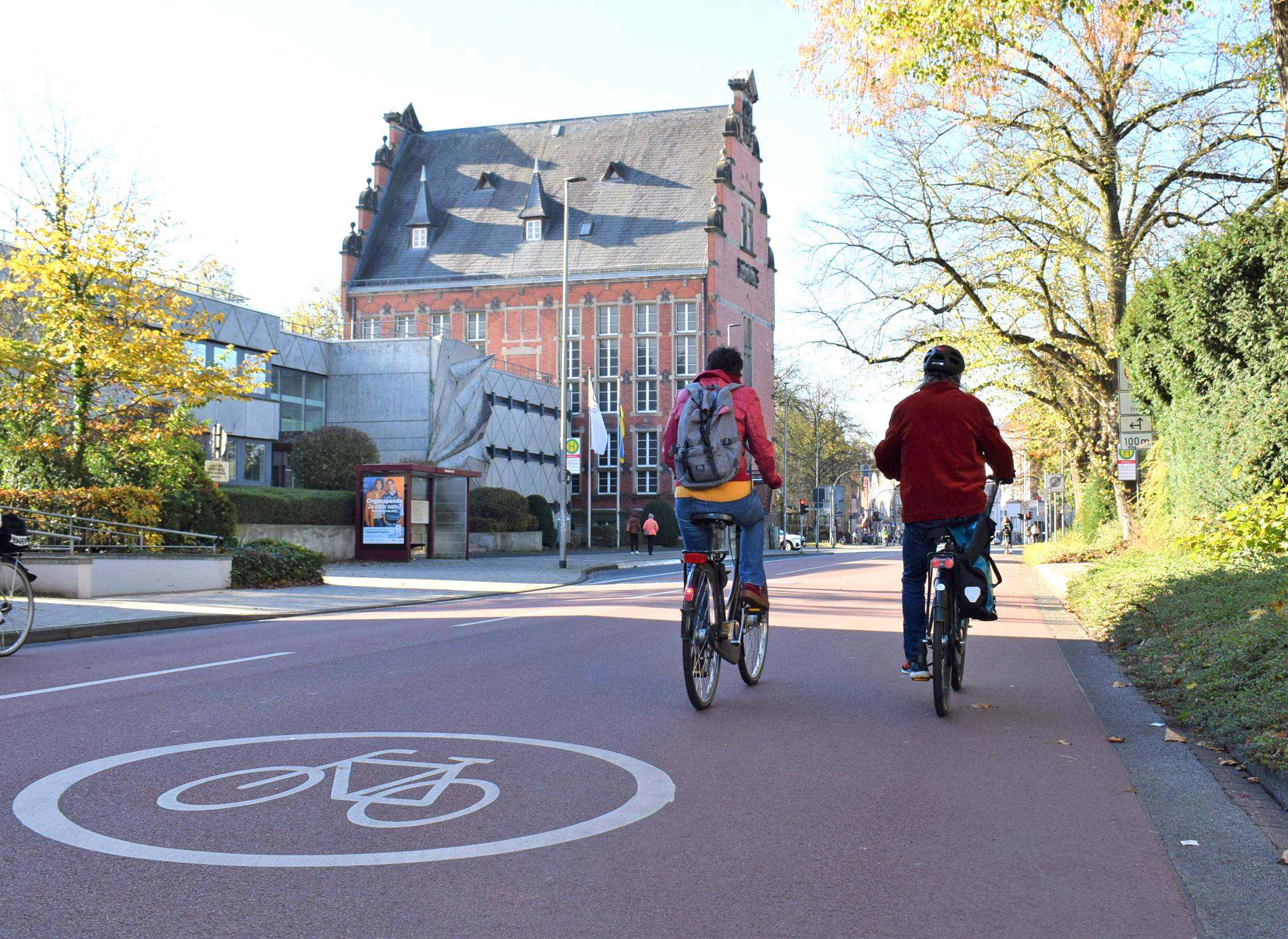 Zwei Radfahrer auf dem Bohlweg in Münster.