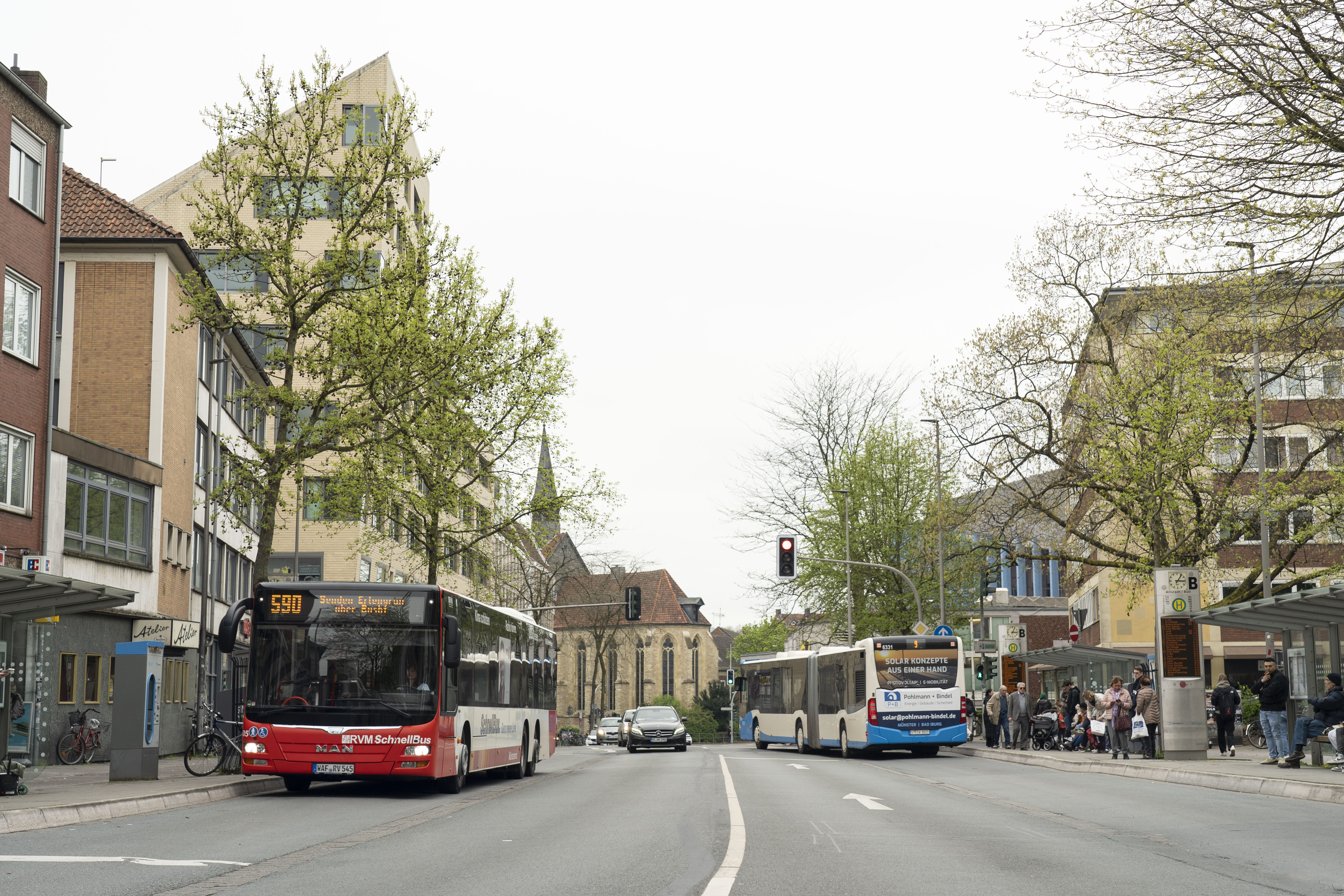 Busse und Autos fahren auf einer Straße