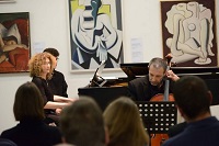 Ein Duo aus Rishon LeZion, großer Raum, Publikum, ein Mann spiel Cello, eine Frau spielt Klavier