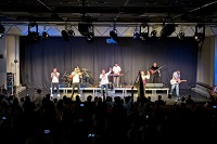 Benefizkonzert der ukrainischen Band TIK, Menschen auf der Bühne, Musikinstrumente