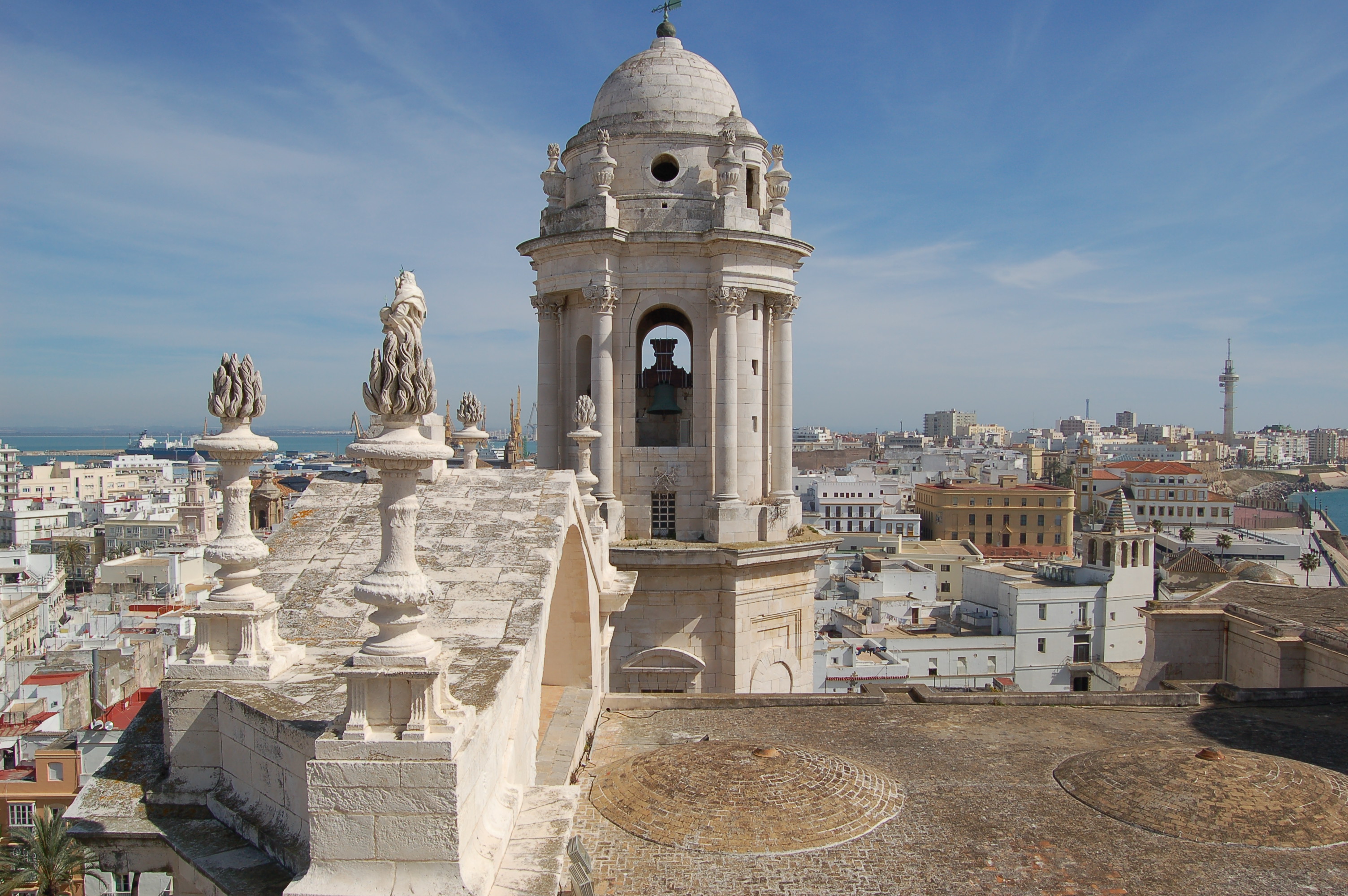 Blick auf die Dächer der Stadt Cadiz in Spanien