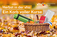 Herbstlich gestalteter Korb mit einzelnen Requisiten für Sprachen, Kultur, Gesundheit, zum Beispiel eine Gymnastikmatte eingerollt.