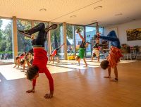 Abbildung von Kinder, die Breakdance tanzen und einen Handstand machen