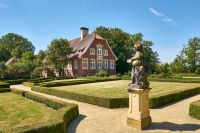 Haus Rüschhaus mit Garten davor bei Sonnenschein. Foto: Münsterland e.V.