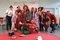 Ein Gruppenfoto mit einer ehemaligen Workshopgruppe, die zum Thema 'Auf Clownsentdeckung in dir selbst' gearbeitet hat. Auch zu sehen: der Workshopleiter Clown fidelidad, alias Wolfgang Konerding.